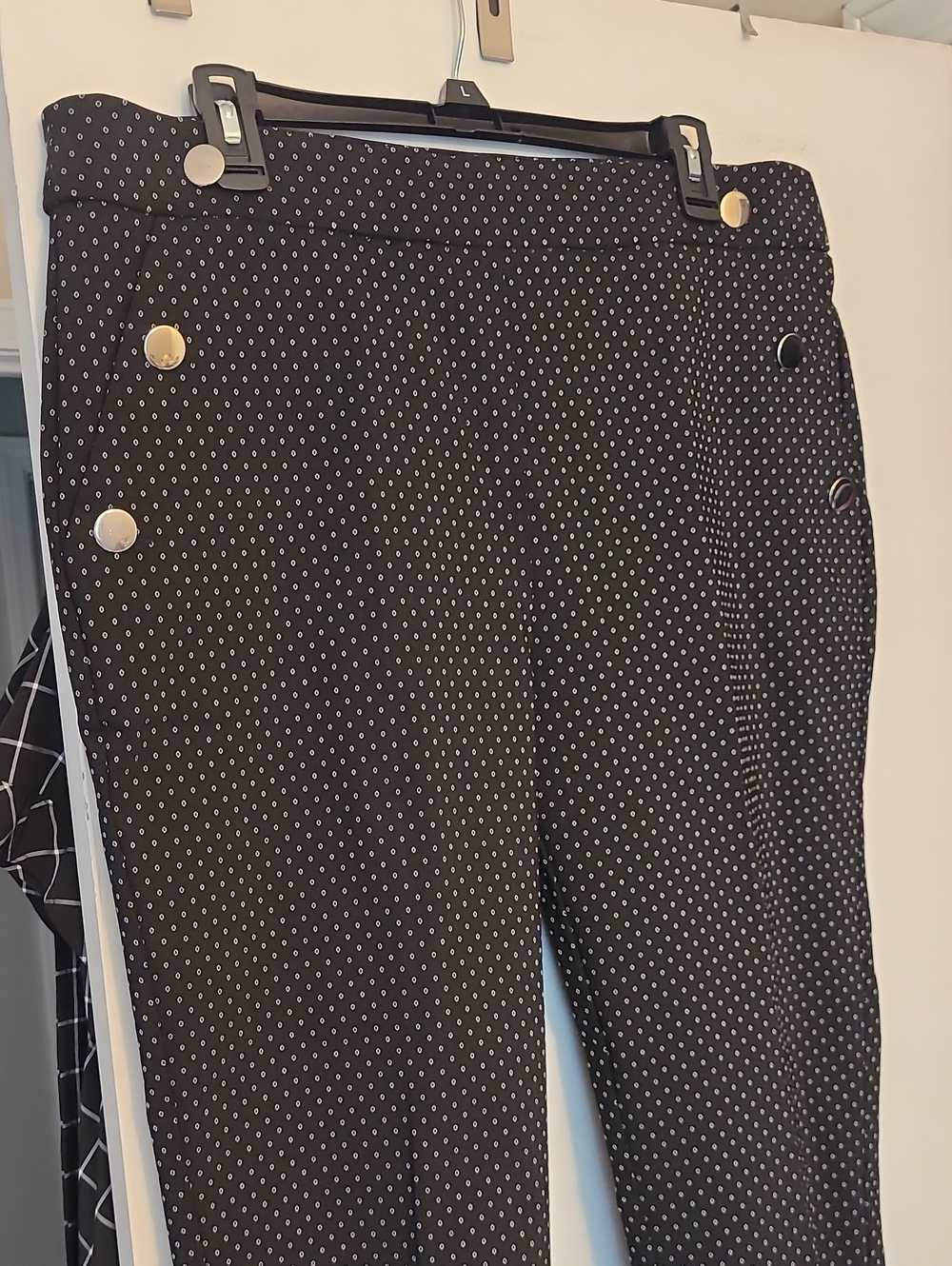 Black Polka Dot Women’s Slim Capri Pants